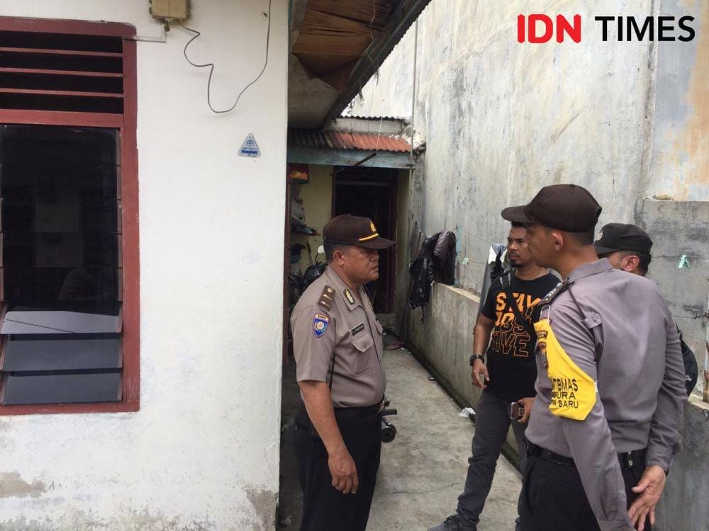 Polisi geledah rumah terduga pelaku bom. IDN Times/Prayugo Utomo