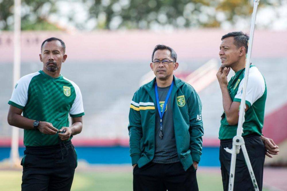 Uston Nawawi dan Bejo Sugiantoro mendampingi Aji Santoso (tengah) dalam sesi Persebaya di Stadion Gelora Delta Sidoarjo pada Senin (4/11) sore. Dok. Istimewa (Persebaya.id)