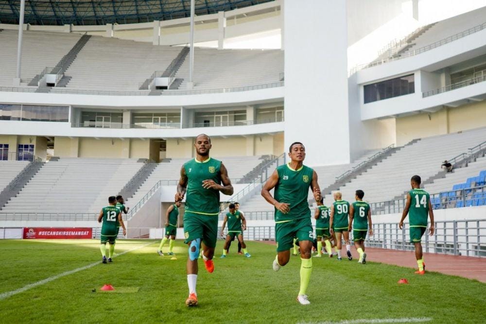 Penyerang Persebaya David da Silva (kanan) dan bek Mokhamad Syaifudin menjalani sesi official training di Stadion Batakan, Balikpapan. Persebaya.id