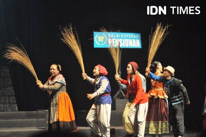 Pementasan Teater Gandrik berjudul Para Pensiunan 2049 di Taman Budaya Yogyakarta, 8 April 2019. IDN Times/Pito Agustin Rudiana