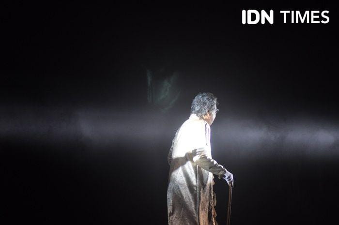 Salah satu adegan Teater Gandrik dalam Para Pensiunan 2049 di Taman Budaya Yogyakarta, 8 April 2019. IDN Times/Pito Agustin Rudiana