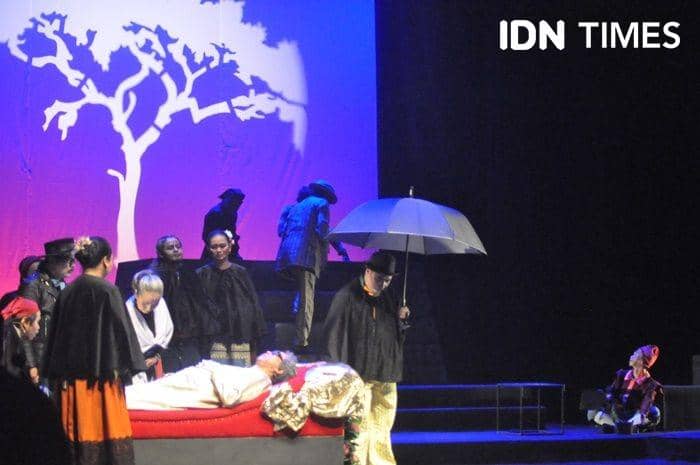 Butet Kertaredjasa saat bermain dalam Para Pensiunan 2049 di Taman Budaya Yogyakarta, 8 April 2019. IDN Times/Pito Agustin Rudiana