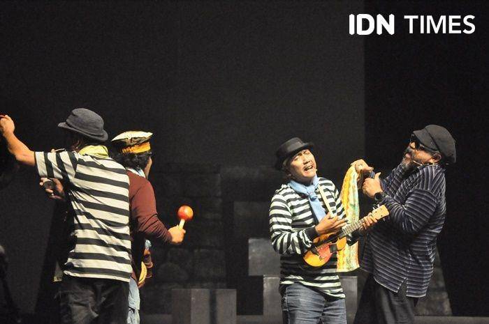 Almarhum Djaduk Ferianto (paling kanan) dalam pementasan Para Pensiuan 2049 di Taman Budaya Yogyakarta, 8 April 2019. IDN Times/Pito Agustin Rudiana