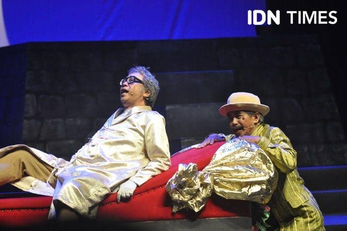 Butet Kertaredjasa dan Susilo Nugroho dalam pementasan Teater Gandrik berjudul Para Pensiunan 2049 di Taman Budaya Yogyakarta, 8 April 2019. IDN Times/Pito Agustin Rudiana