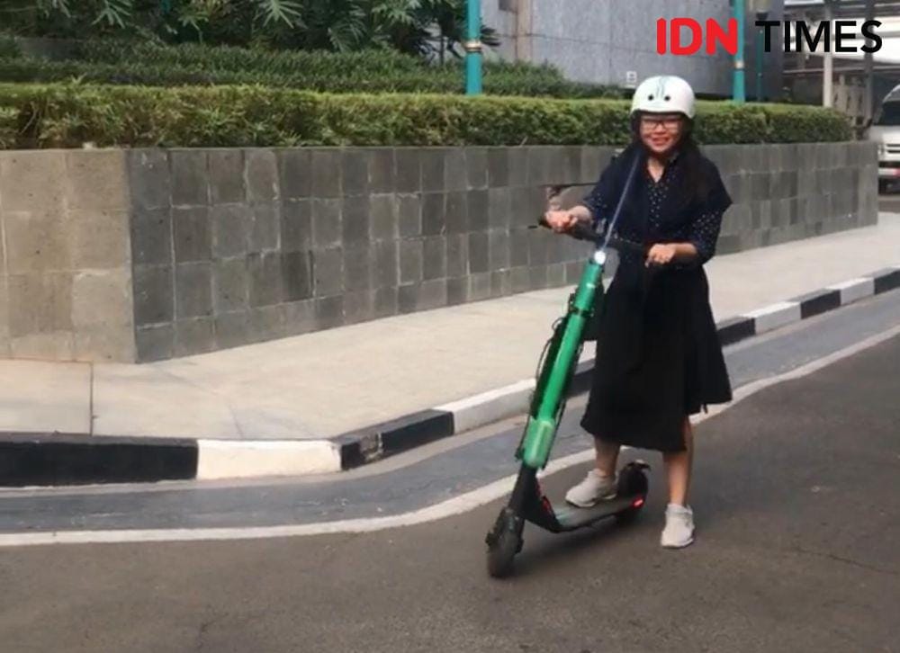 (Ilustrasi pengguna otopet listrik) IDN Times/Gregorius Aryodamar P