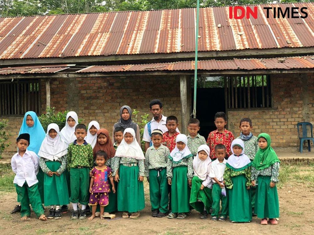 Guru dan siswa SD Muhammadiyah 4 filial (IDN Times/Rangga Erfizal)