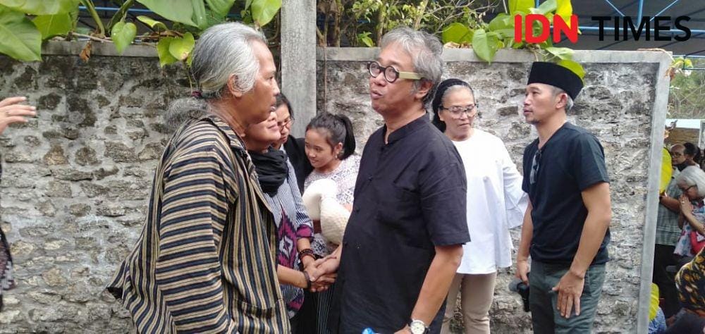 Musisi Juki Kill The DJ melayat hingga tempat pemakaman Djaduk Ferianto, Rabu (13/12). IDN Times/Daruwaskita