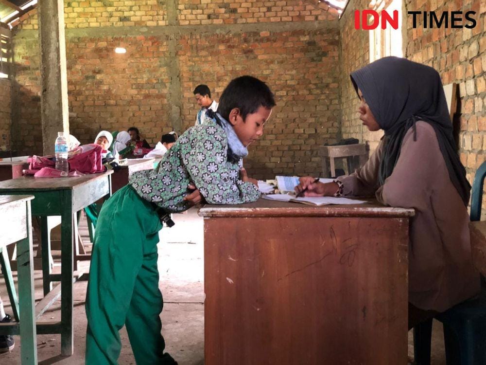 Aktivitas belajar mengajar di sekolah tersebut (IDN Times/Rangga Erfizal)