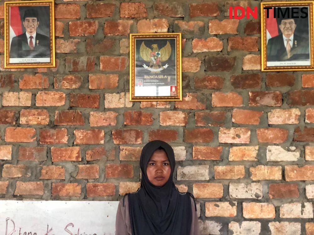 Komariah satu-satunya guru yang mengajar di SD Muhammadiyah 4 filial (IDN Times/Rangga Erfizal)