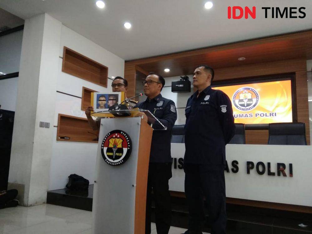 (Kepala Biro Penerangan Masyarakat Divisi Humas Polri Brigjen Pol Dedi Prasetyo saat menyampaikan tersangka ledakan bom bunuh diri Polrestabes Medan, Sumatera Utara, Rabu [13/11]) IDN Times/Axel Jo Harianja