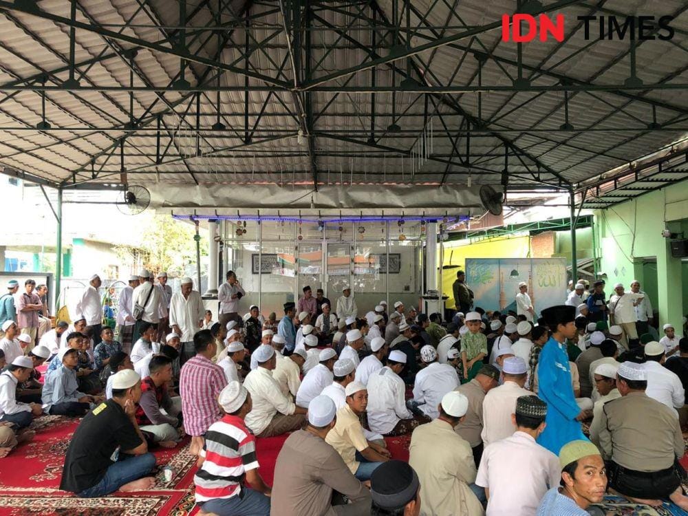 Kondisi kediaman Ustad Taufik dipenuhi pelayat (IDN Times/Rangga Erfizal)