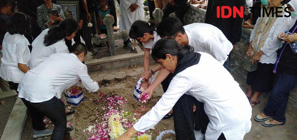 Istri dan anak-anak Djaduk tabur bunga di makam Djaduk Ferianto, Rabu (13/11). IDN Times/Daruwaskita