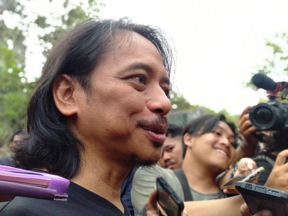 Musisi Dewa Budjana melayat hingga mengantar jenazah Djaduk Ferianto sampai pemakaman, Rabu (13/11). IDN Times/Daruwaskita