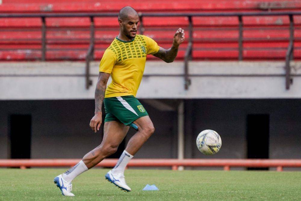 David Da Silva berlatih dalam sesi latihan Persebaya di Stadion Gelora Bung Tomo, Surabaya, Senin (11/11) sore. Dok. Istimewa (Persebaya.id)