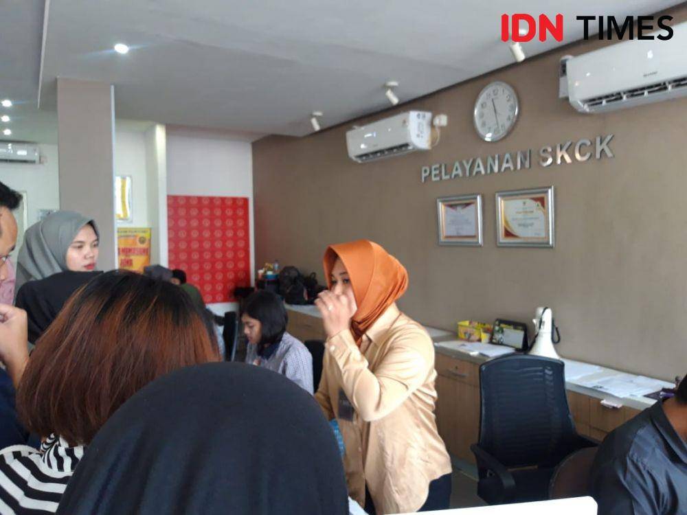 Suasana antrean pengurus SKCK di Mapolrestabes Surabaya,  Rabu (13/11). IDN Times/Fitria Madia