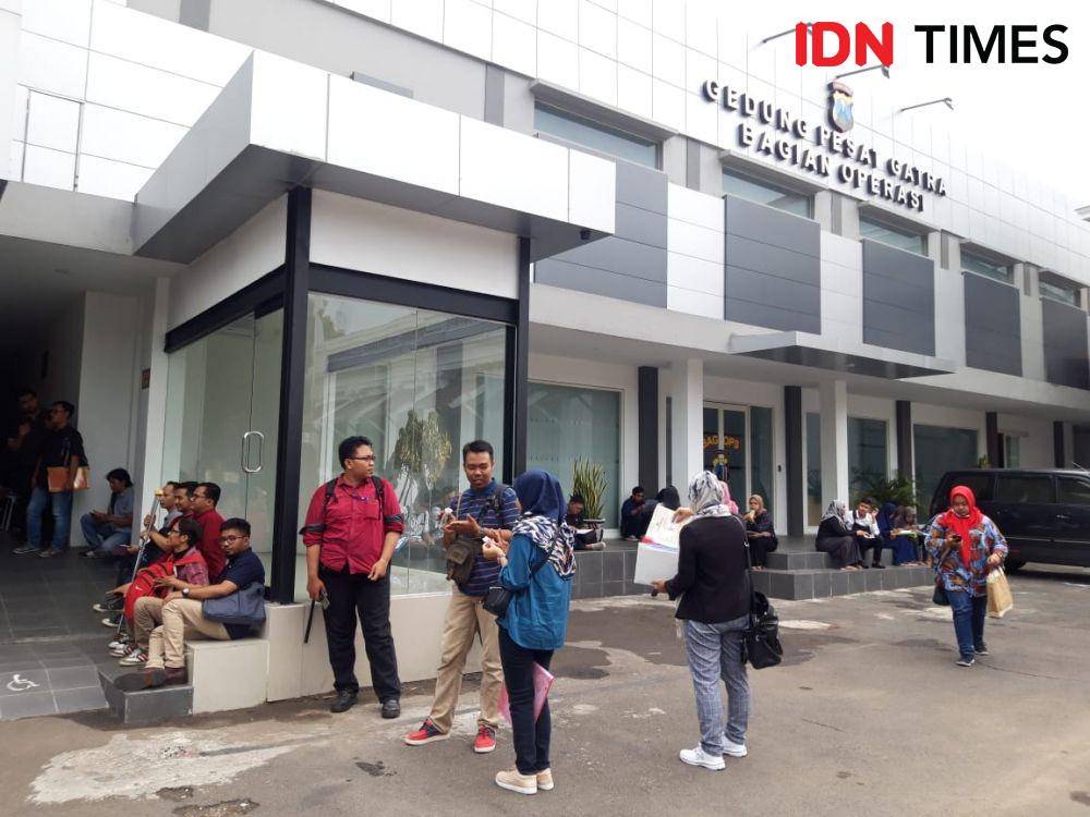 Suasana antrean pengurus SKCK di Mapolrestabes Surabaya, Rabu (13/11). IDN Times/Fitria Madia