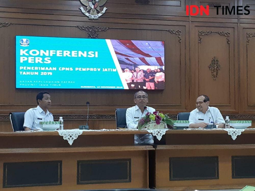 Kepala BKD Jatim Anom Surahno (tengah) saat konferensi pers penerimaan seleksi CPNS 2019, Rabu (13/11). IDN TImes/Ardiansyah Fajar