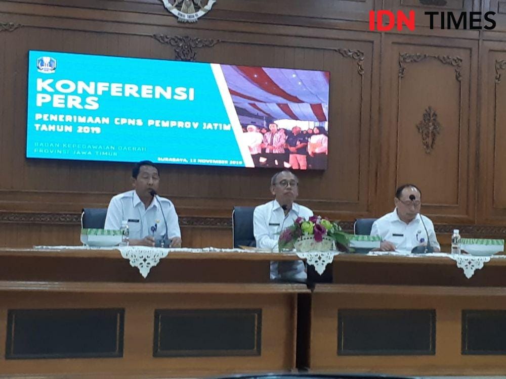 Kepala BKD Jatim Anom Surahno (tengah) saat konferensi pers penerimaan seleksi CPNS 2019, Rabu (13/11). IDN TImes/Ardiansyah Fajar