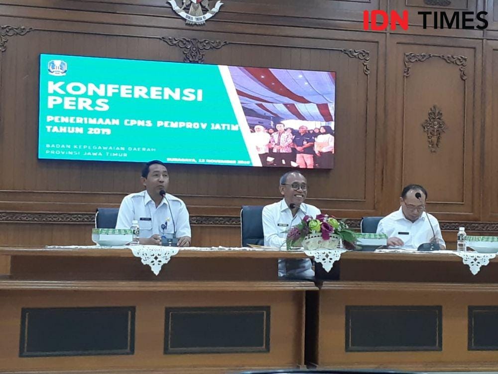 Kepala BKD Jatim Anom Surahno (tengah) saat konferensi pers penerimaan seleksi CPNS 2019, Rabu (13/11). IDN TImes/Ardiansyah Fajar
