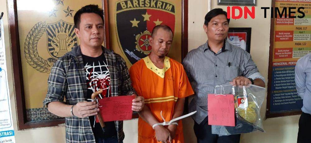 Rosmadi alias Aco (baju orange), tersangka kasus penikaman di Karoke Suka-suka. IDN Times/Surya Aditya