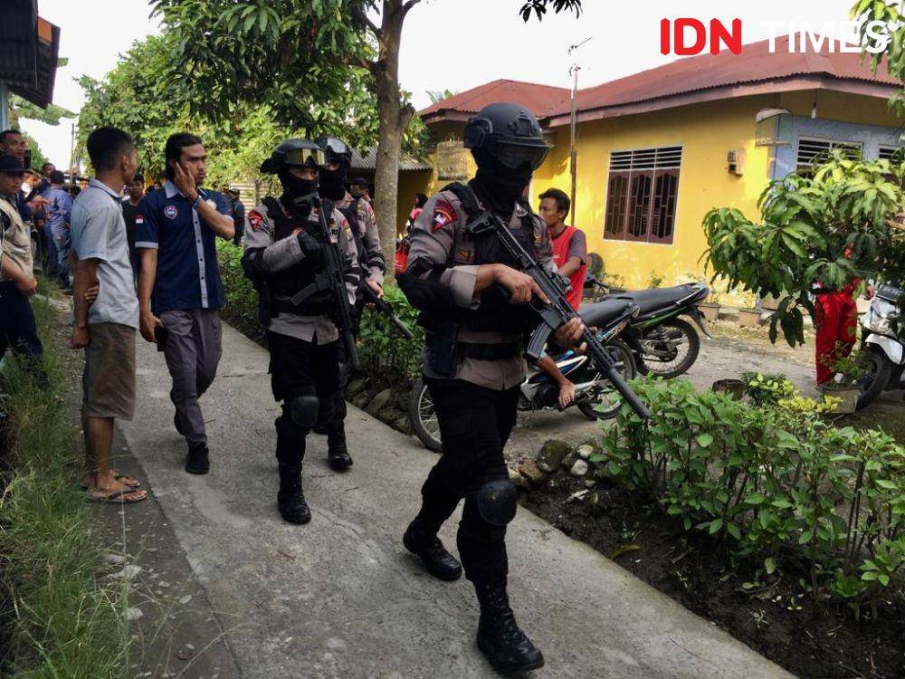 Tim gabungan melakukan penggeledahan rumah terduga pelaku bom bunuh diri di Mapolrestabes Medan (IDN Times/Prayugo Utomo)