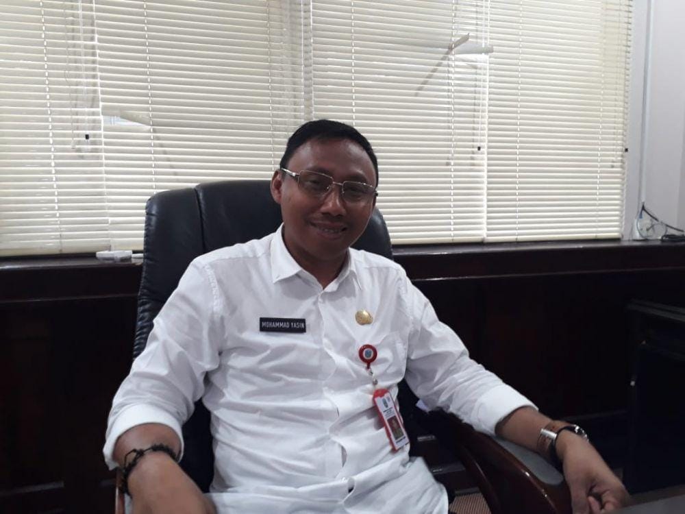 Kepala Dinas Pemberdayaan Masyarakat Desa Provinsi Jawa Timur Mochammad Yasin saat di ruang kerjanya. IDN Times/Ardiansyah Fajar