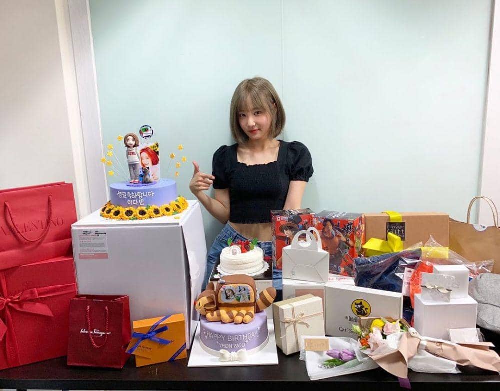 instagram.com/momoland_official