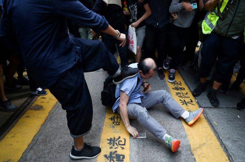 Seorang pria dipukuli oleh pengunjuk rasa anti-pemerintah saat protes di Central, Hong Kong, pada 14 November 2019. ANTARA FOTO/REUTERS/Athit Perawongmetha