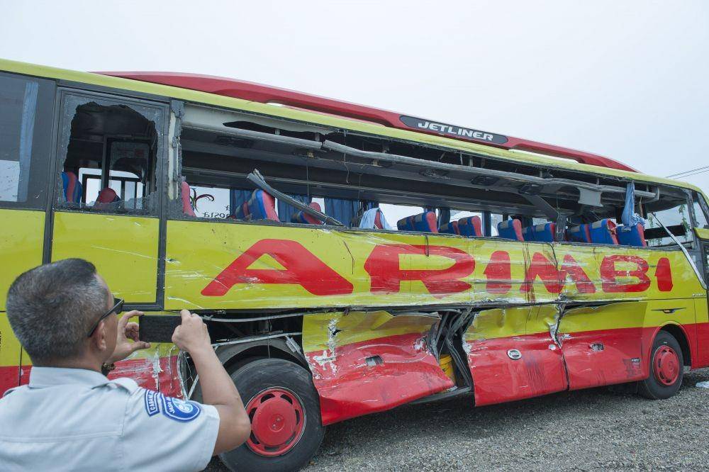 Kondisi Bus Arimbi setelah ditabrak Bus Sinar Jaya dalam kecelkaan di Tol Cipali KM 117, Kamis 14 November 2019 ANTARA FOTO/Arie Nugraha