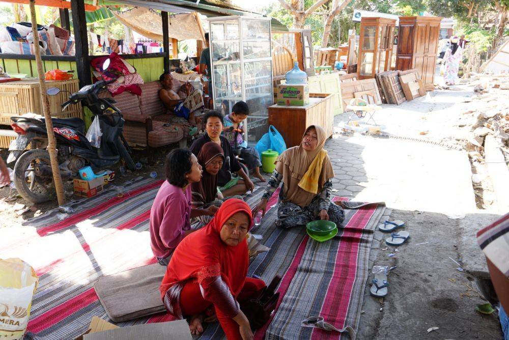 Ibu-ibu tampak beristirahat di kawasan penggusuran di tenda sederhana. IDN Times/Mohamad Ulil Albab