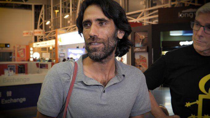 Behrouz Boochani, saat mendarat di Auckland, Selandia Baru, pada 14 November 2019. Foto diambil dari Twitter jurnalis The Guardian, Ben Doherty, pada 15 November 2019.