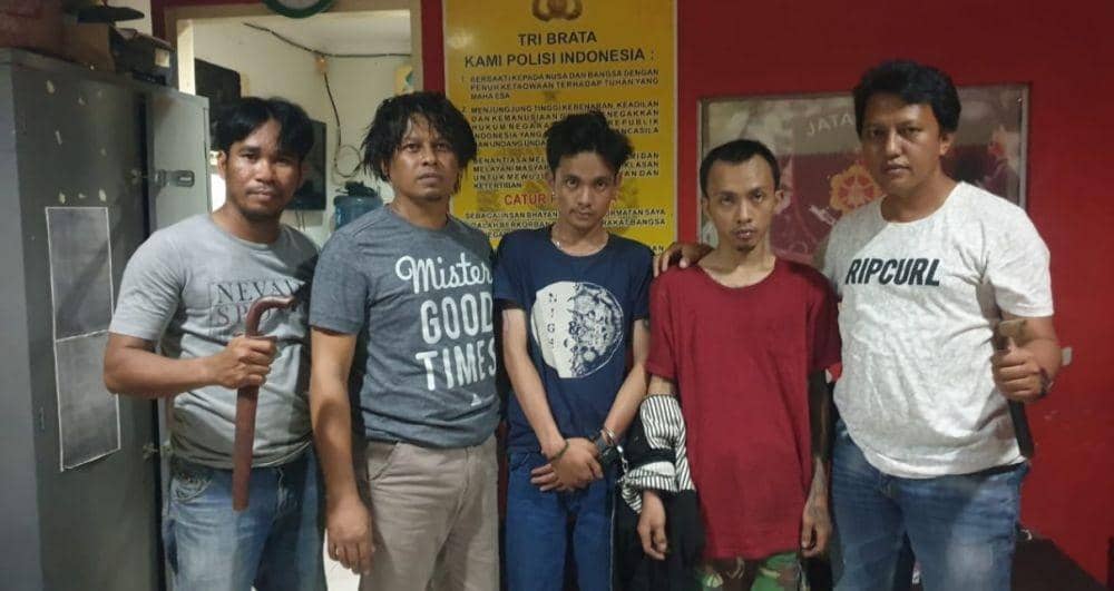 Jajaran Polsek Balikpapan Selatan saat membekuk tersangka Yusuf Syahroni (26) dan Adelian Tegris (21). Sumber: Polsek Balikpapan Selatan