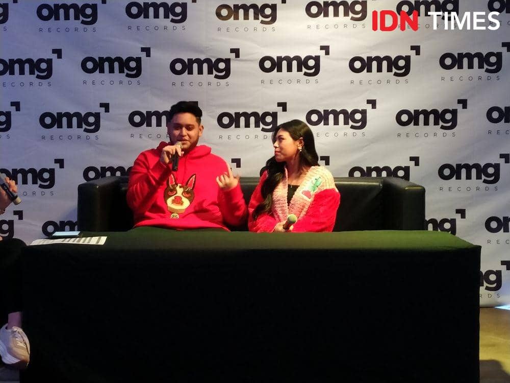 Solois JunkieMunkie (kiri) dalam launching single "One Thing", di Jakarta, pada 14 November 2019. IDN Times/Nadia Umara