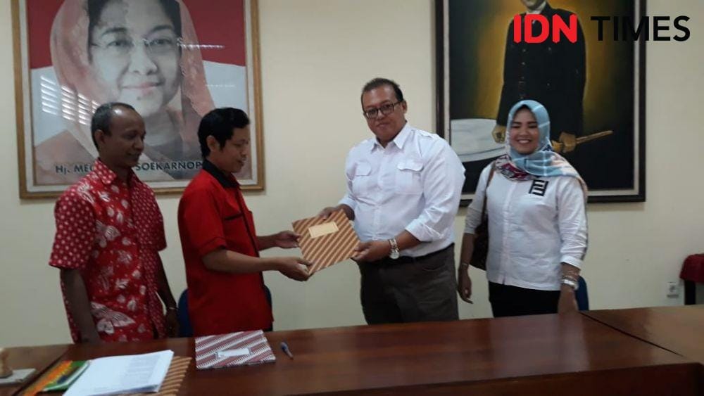 Yoeke Indra Agung Laksana ambil formulir pendaftaran cawabub Kulonprogo di Kantor DPC PDIP Kulonprogo, Kamis (14/11). IDN Times/Daruwaskita
