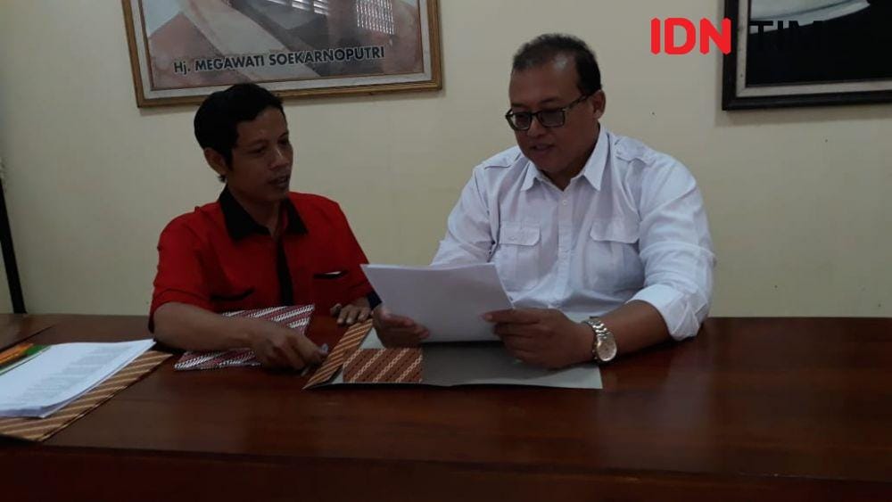 Panitia pendaftaran cawabun Kulonprogo memberi penjelasan terkait proses pendaftaran cawabub Kulonprogo. IDN Times/Daruwaskita