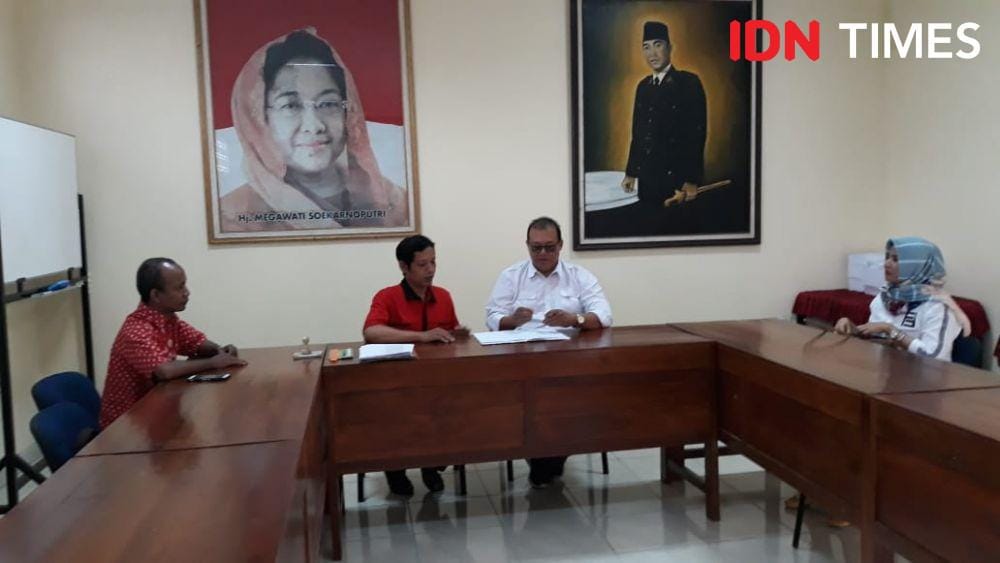 Yoeke resmi mengambil formulir pendaftaran cawabub Kulonprogo di Kantor DPC PDIP Kulinprogo, Kamis (14/11). IDN Times/Daruwaskita
