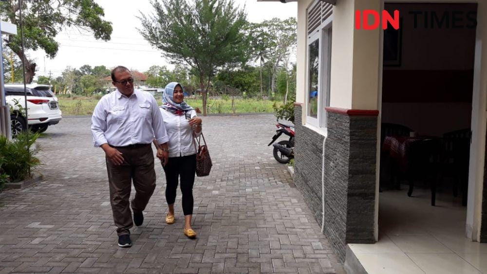 Yoeke bersama istri datang ke Kantor DPC PDIP Kulonprogo, Kamis (14/11). IDN Times/Daruwadkita