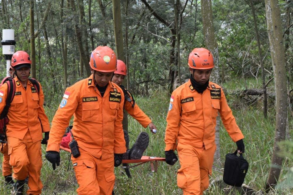 Ilustrasi tim rescue Kantor Basarnas Evakuasi korban erupsi Merapi. IDN Times/Humas Kantor Basarnas Yogyakarta