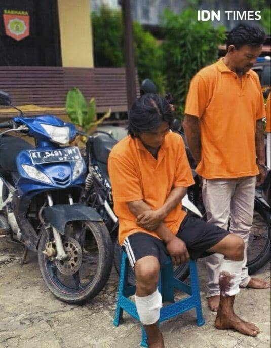 Herman, tersangka curanmor di Samarinda (duduk di kursi) tak berkutik setelah diberi timah panas polisi (IDN Times/Yuda Almerio)