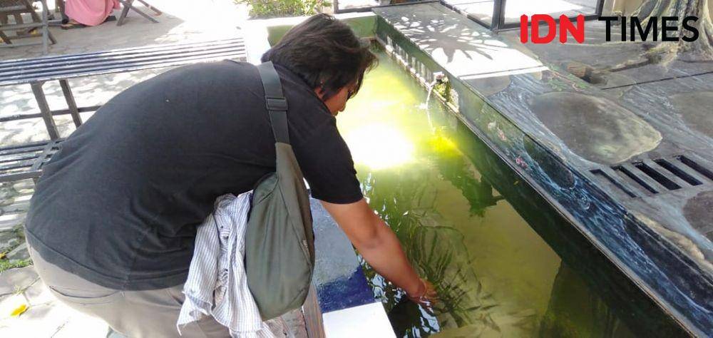 Salah seorang pencari SIM di Satpas Polres Bantul coba kolam terapi ikan, Jumat (15/12). IDN Times/Daruwaskita