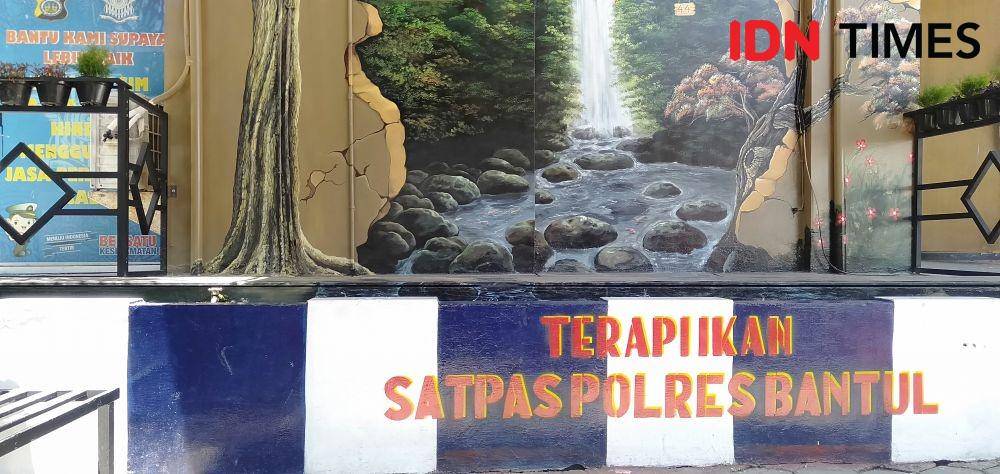 Kolam terapi ikan Satpas Polres Bantul. IDN Times/Daruwaskita