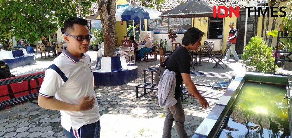 Kanit Regindent Polres Bantul, Ipda Mulyono (kiri) ditemui di Mako Polres Bantul, Jumat (15/11). IDN Times/Daruwaskita