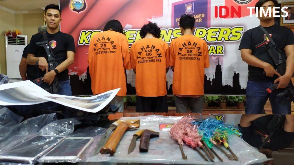 Tiga tersangka penyerangan mahasiswa FH UMI bersama barang bukti dalam ekspos di Mako Polrestabes Makassar, Kamis (14/11) - Sahrul Ramadan/IDN TImes
