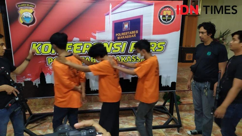 Tiga mahasiswa FTI UMI yang ditetapkan menjadi tersangka penyerangan di Polrestabes Makassar, Kamis (14/11) / Sahrul Ramadan