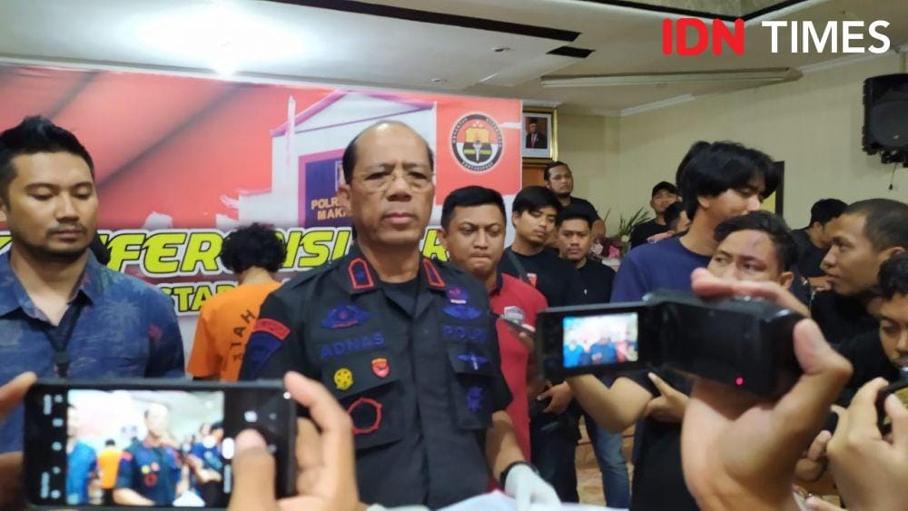 Wakapolda Sulsel Brigjen Adnas saat memberikan keterangan dalam ekspos tersangka penyerangan mahasiswa FH UMI di Mako Polrestabes Makassar, Kamis (14/11) - Sahrul Ramadan/IDN Times