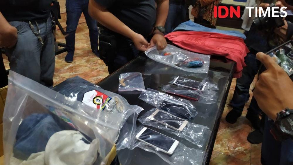 Barang bukti penyerangan mahasiswa FH UMI dalam ekspos di Mako Polrestabes Makassar, Kamis (14/11) - Sahrul Ramadan/IDN TImes
