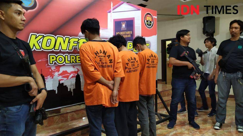 Tiga tersangka penyerangan mahasiswa FH UMI bersama barang bukti dalam ekspos di Mako Polrestabes Makassar, Kamis (14/11) - Sahrul Ramadan/IDN TImes