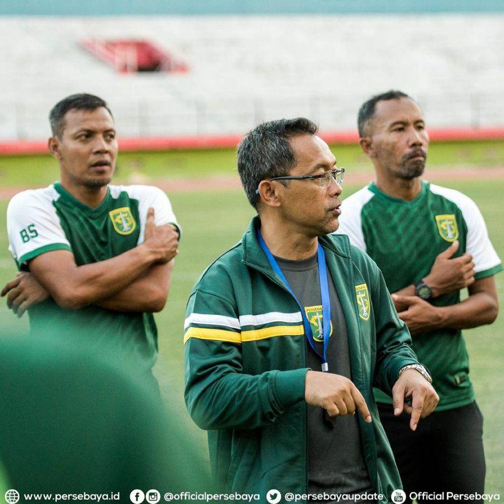 Aji Santoso memberi arahan pada pemain. Instagram.com/officialpersebaya