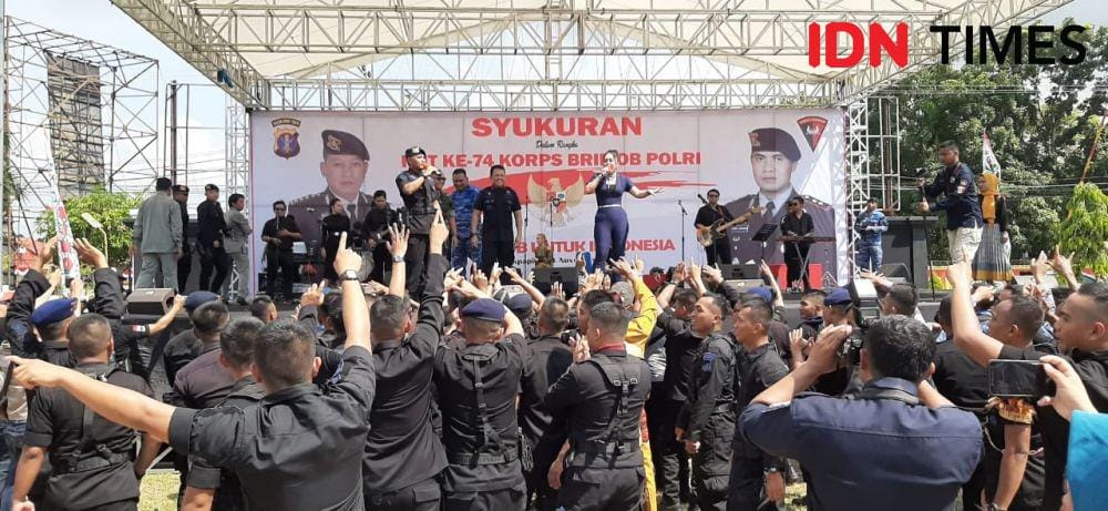 Semarak peringatan HUT Brimob ke-74 di Lapangan Sekolah Polisi Negara, Balikpapan, Kamis (14/11) pagi. IDN Times/Surya Aditya