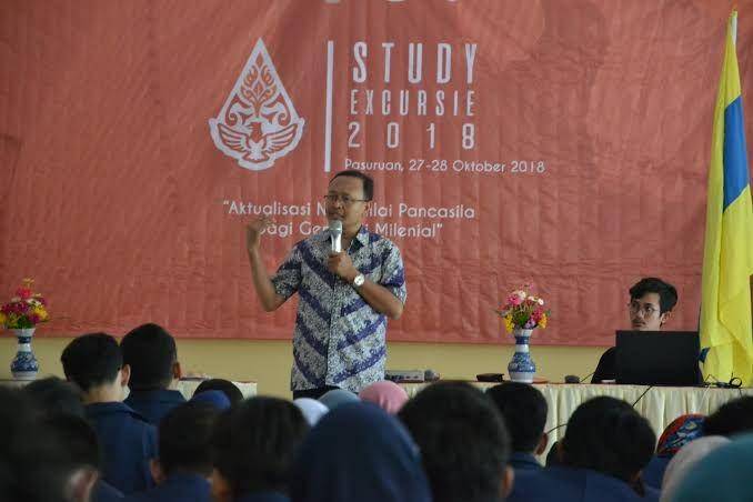 Dosen FIB Unair Listiyono Santoso saat menjadi pemateri dalam sebuah acara. Dok.IDN Times/Istimewa